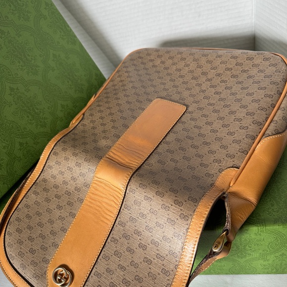 🛑✋Price Drop🛑😊Authentic Gucci Leather Crossbody/Shoulder Bag. - Picture 8 of 16